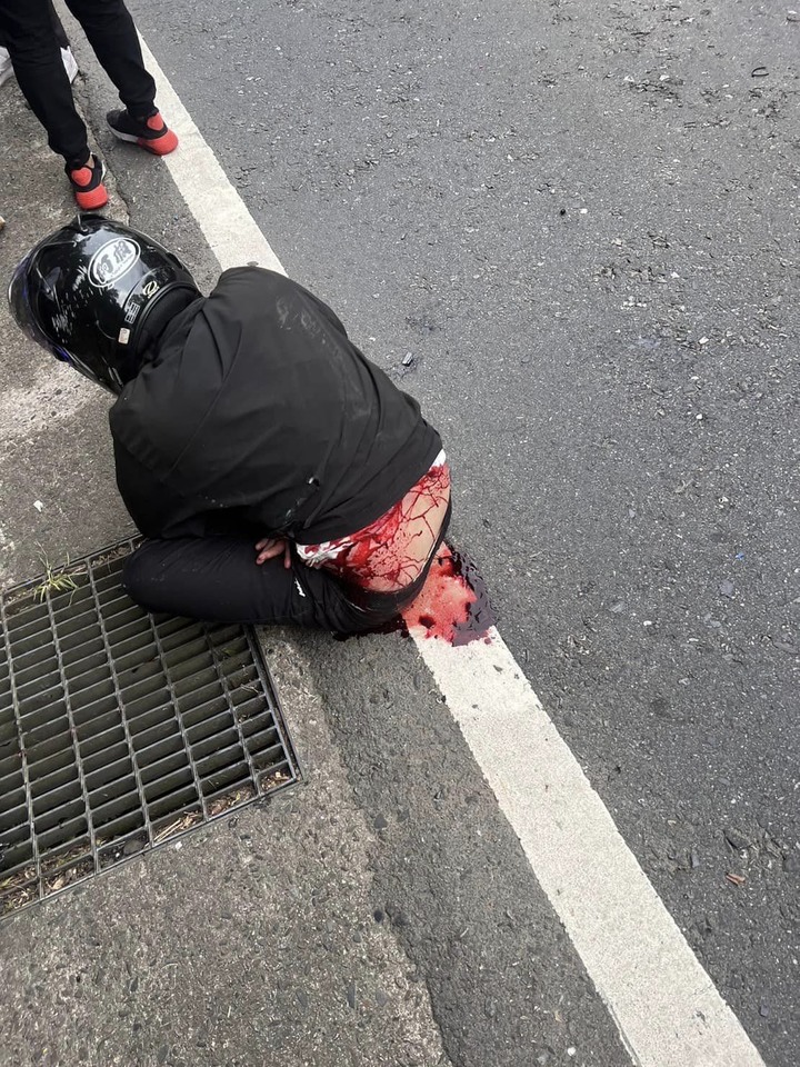 高速壓車，血腥慎入