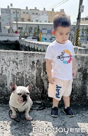 從小一起長大!弟弟和狗哥「不屑表情神複製」爸笑:玩伴很重要