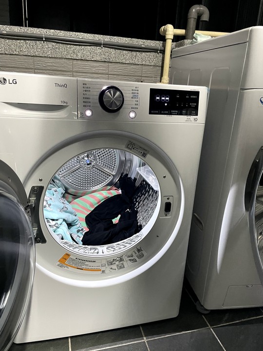 【體驗文】LG 免曬衣乾衣機，解放媽媽雙手，還給媽媽一夜好眠。