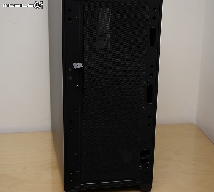 點我看大圖 簡約風無光害的鐵殼 Sharkoon M30 BLACK 開箱