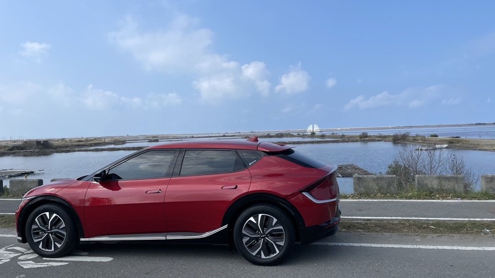 小孩長太快,Golf空間不夠用,換新車EV6囉!