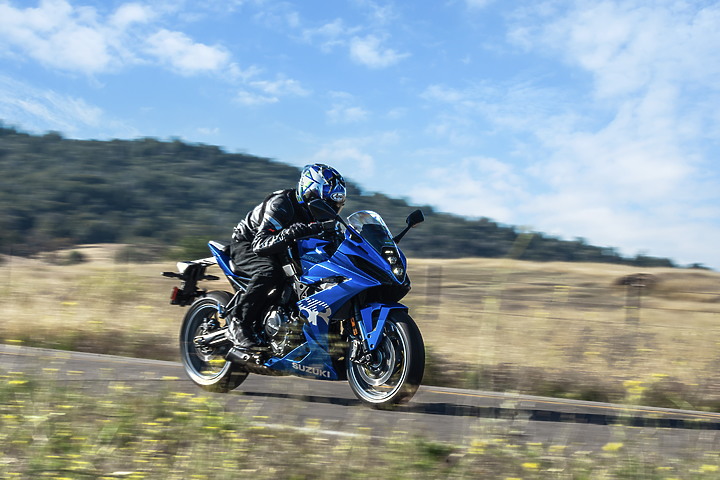 千呼萬喚始出來，2023 EICMA 2024 Suzuki GSX-8R，8S有殼版本😀