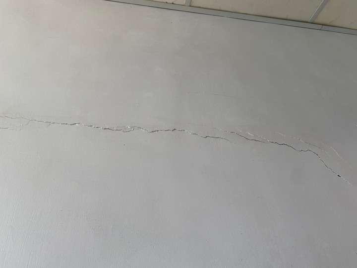 房屋短時間出現許多裂痕