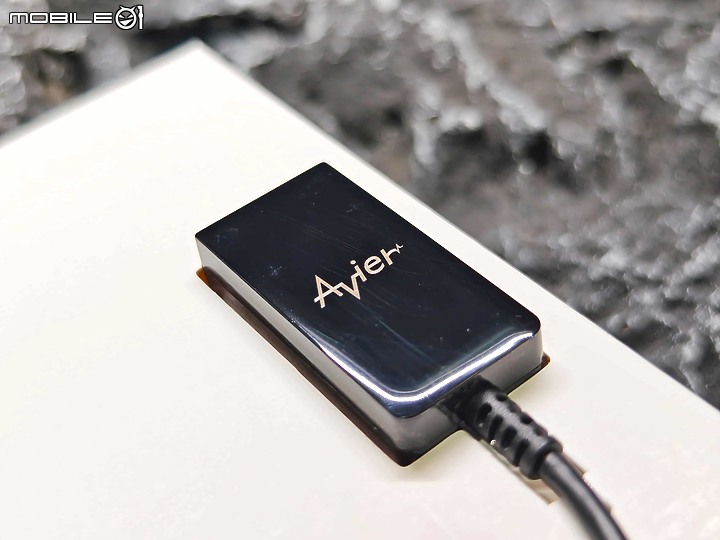 點我看大圖 Avier PREMIUM USB-C to HDMI 4K 影音轉接器開箱 – iPhone 15 插上就能投影的轉接器