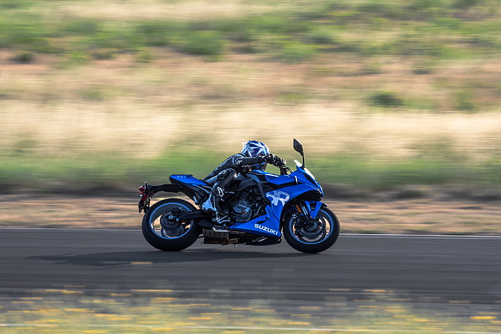 千呼萬喚始出來，2023 EICMA 2024 Suzuki GSX-8R，8S有殼版本😀