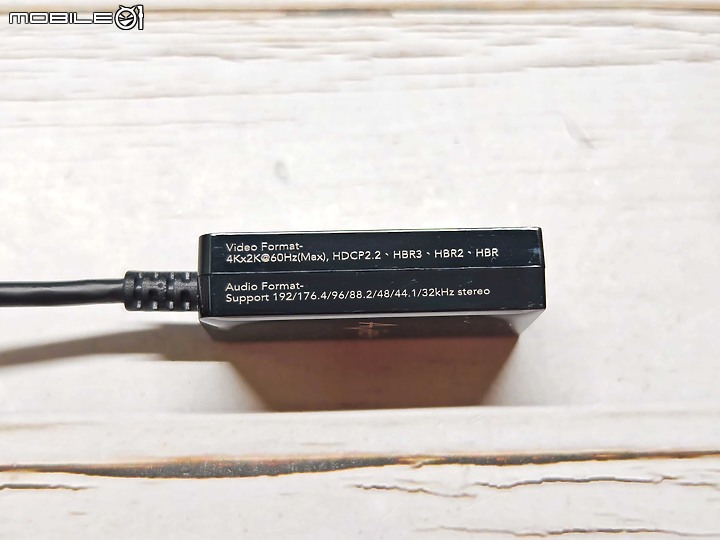 點我看大圖 Avier PREMIUM USB-C to HDMI 4K 影音轉接器開箱 – iPhone 15 插上就能投影的轉接器