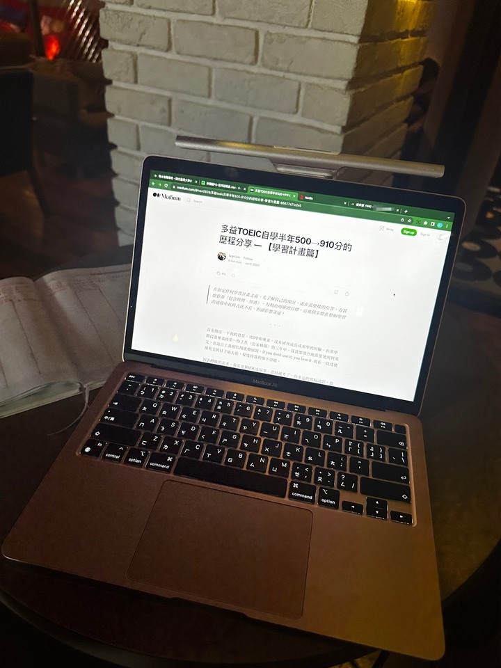 點我看大圖 筆電工作好物BenQ LaptopBar掛燈開箱