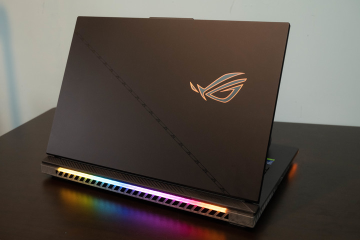 高效能大視界，ROG STRIX SCAR 18 G834JW 電競筆電開箱測試