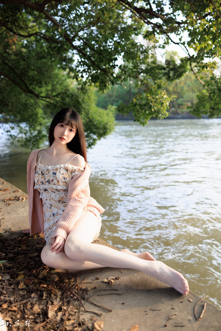 陽光+粉黛草+美女=愛情小說封面