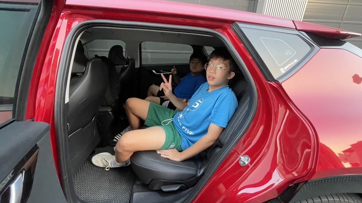 小孩長太快,Golf空間不夠用,換新車EV6囉!