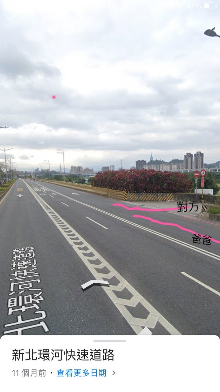 機車直行，右側路口衝出未打方向燈機車