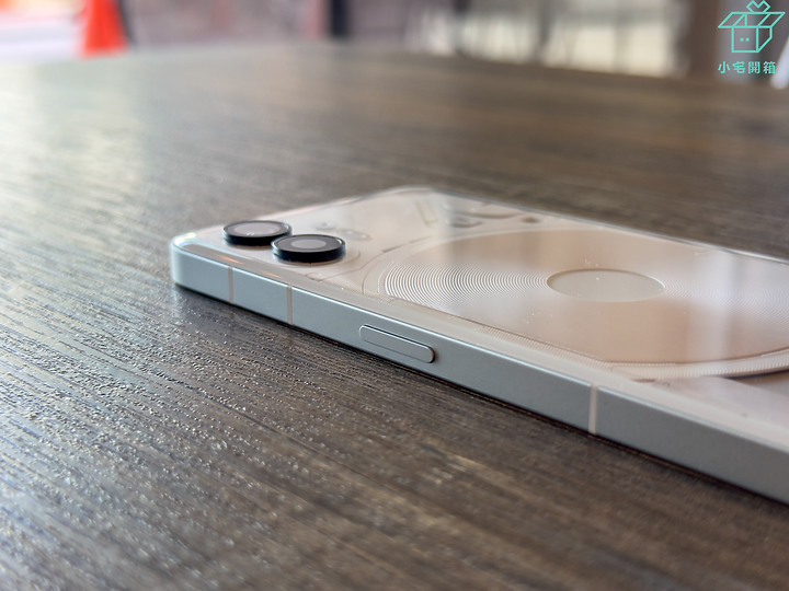 【小宅開箱】Nothing Phone (2) 開箱，超吸睛發光背蓋，好看好用的代表。