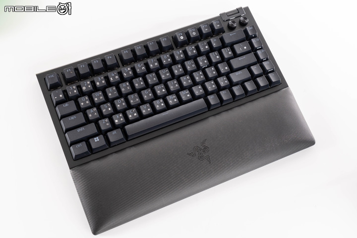 Razer BlackWidow V4 75% 機械電競鍵盤開箱試用 以可換鍵軸設計在輕巧身形內提供暢快敲擊回饋