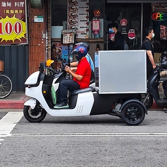 有人拿金卡多當移動餐車創業嗎???