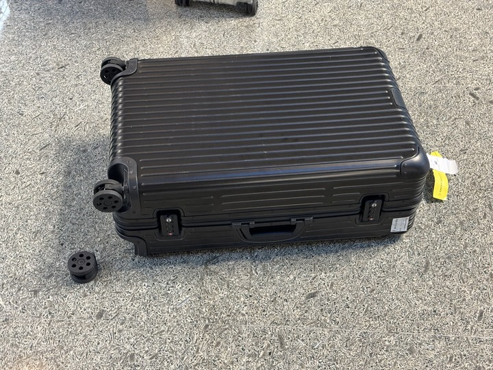 RIMOWA兩次出差斷輪軸心螺絲