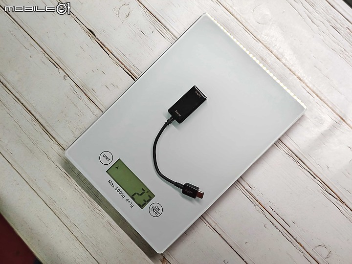 點我看大圖 Avier PREMIUM USB-C to HDMI 4K 影音轉接器開箱 – iPhone 15 插上就能投影的轉接器