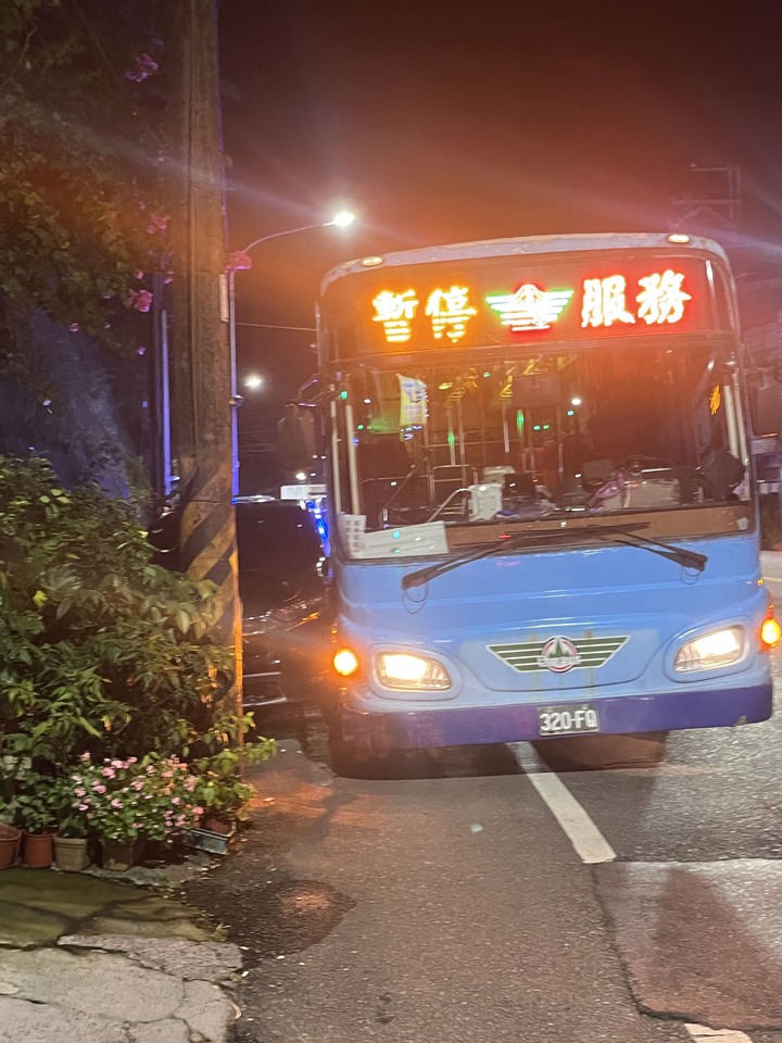 打方向燈持續緩慢變換車道 會算主因全責嗎