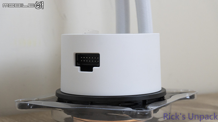 【開箱】潔白無瑕高效能 | NZXT KRAKEN 360 RGB WHITE