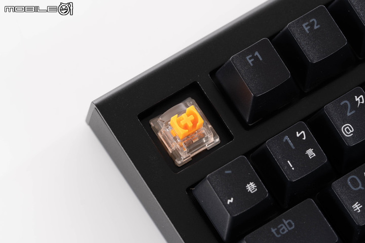 Razer BlackWidow V4 75% 機械電競鍵盤開箱試用 以可換鍵軸設計在輕巧身形內提供暢快敲擊回饋