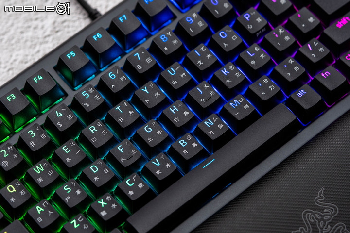 Razer BlackWidow V4 75% 機械電競鍵盤開箱試用 以可換鍵軸設計在輕巧身形內提供暢快敲擊回饋