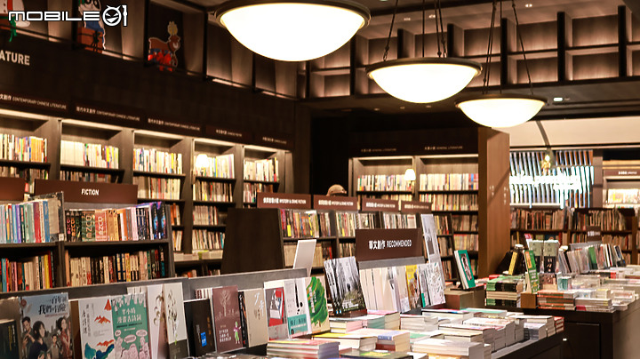 點我看大圖 開箱「誠品新店裕隆城」!巨型拱門、書香天井交織而成的立體城市