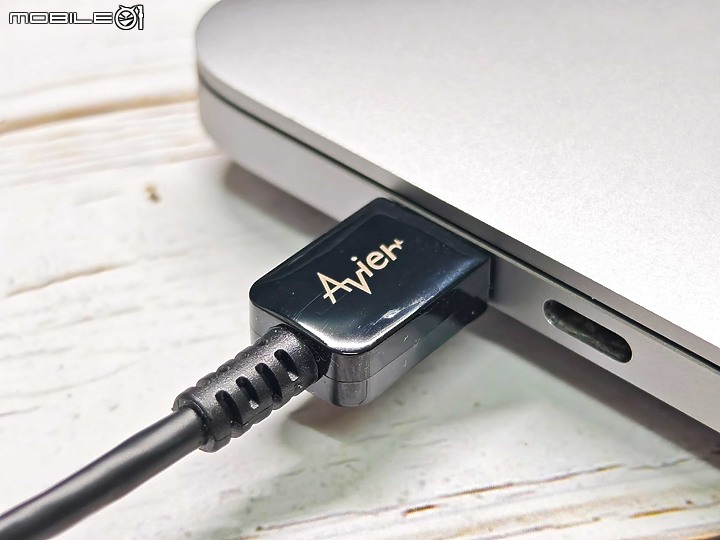 點我看大圖 Avier PREMIUM USB-C to HDMI 4K 影音轉接器開箱 – iPhone 15 插上就能投影的轉接器