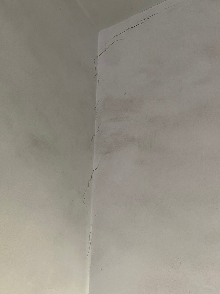 房屋短時間出現許多裂痕