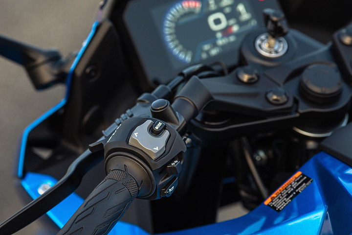 千呼萬喚始出來，2023 EICMA 2024 Suzuki GSX-8R，8S有殼版本😀