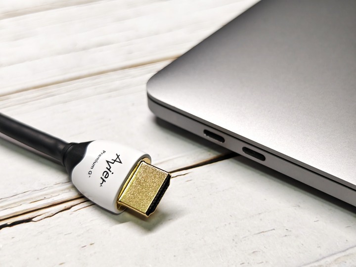 Avier PREMIUM USB-C to HDMI 4K 影音轉接器開箱 – iPhone 15 插上就能投影的轉接器