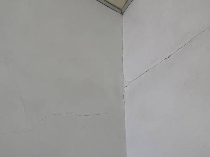 房屋短時間出現許多裂痕