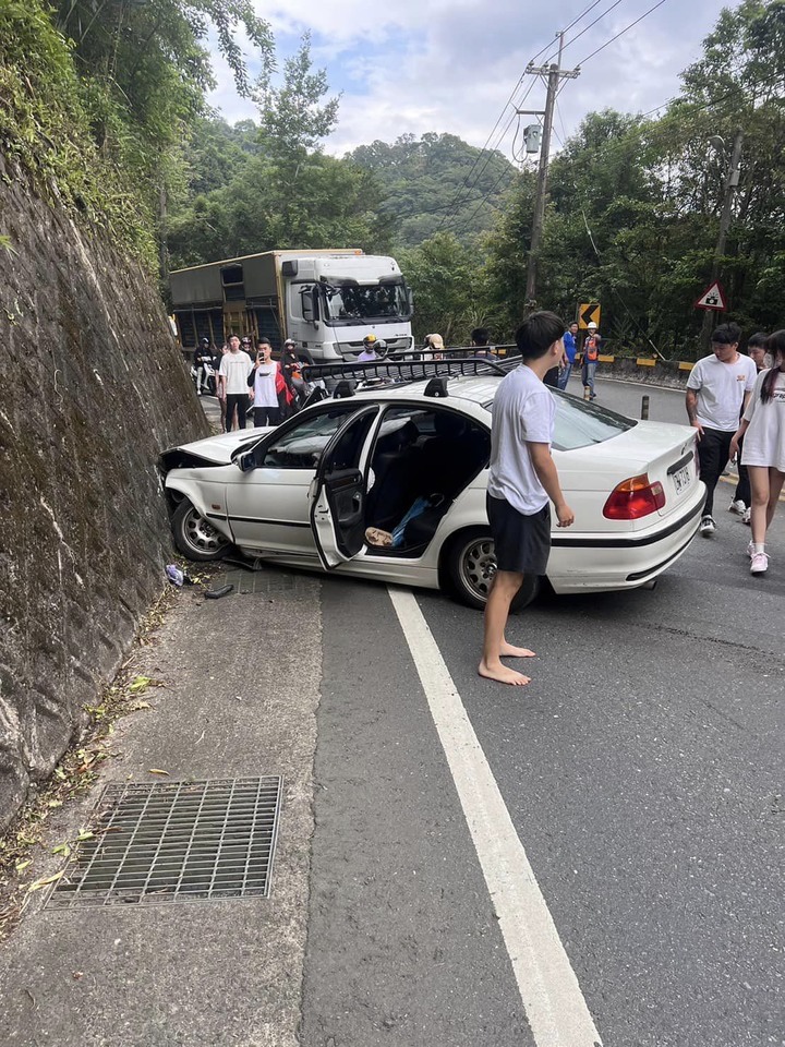 高速壓車，血腥慎入