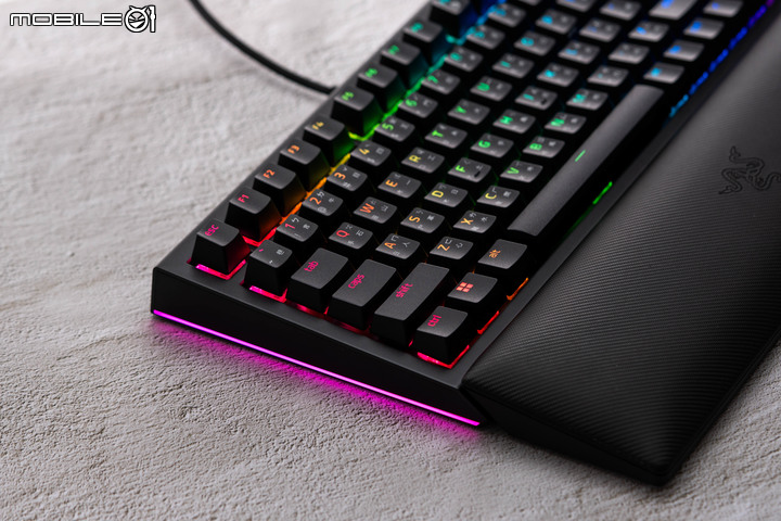 Razer BlackWidow V4 75% 機械電競鍵盤開箱試用 以可換鍵軸設計在輕巧身形內提供暢快敲擊回饋