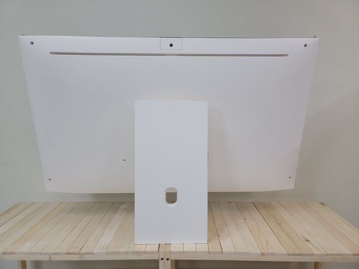 小房間的大螢幕 LG 43SQ700S