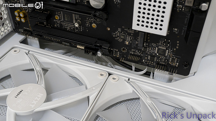 點我看大圖 【開箱】真正的"側進風"海景機殼 | NZXT H6 FLOW RGB WHITE