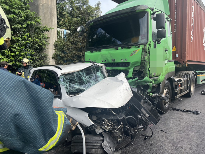 小車進匝道，被大車撞橫，再被貨櫃車橫著撞，引擎拋出