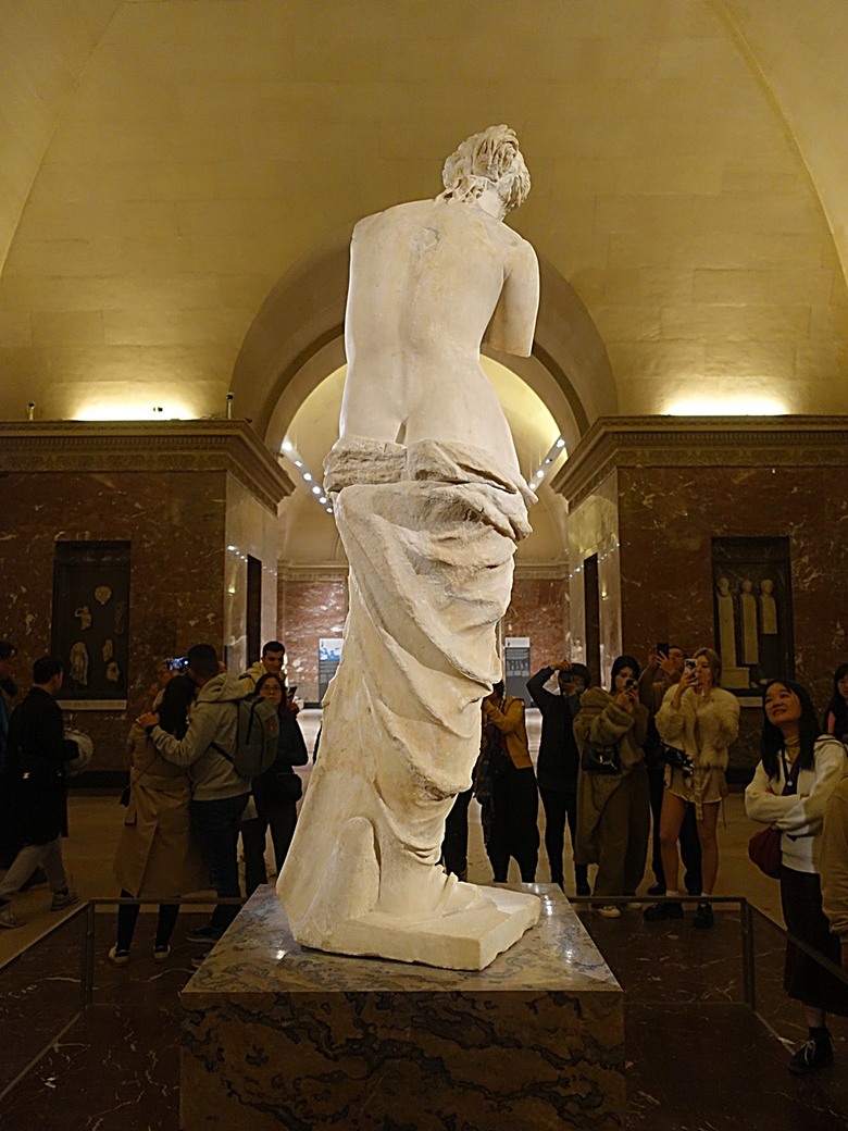 塞納河遊船 (Bateaux-Mouches) 與 羅浮宮(Musée du Louvre),外掛地窖內享用法式烤田螺與鴨胸 — 世界文化遺產 之 巴黎,塞纳河畔(Paris, Banks of the Seine) — 2023年冬季歐洲行旅 第六部