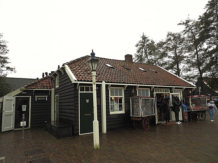 哈倫(Haarlem)市區、聖巴弗教堂(St.-Bavokerk)、桑斯安斯(Zaanse Schans)風車村、福倫丹(Volendam)午餐、羊角村(Giethoorn)遊船 — 荷蘭鄉間風光 — 2023年冬季歐洲行旅 第二部