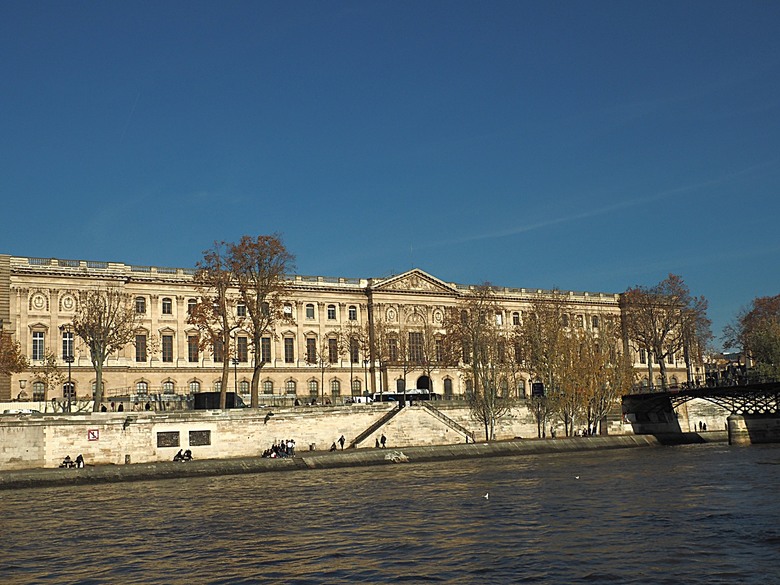 塞納河遊船 (Bateaux-Mouches) 與 羅浮宮(Musée du Louvre)，外掛地窖內享用法式烤田螺與鴨胸 — 世界文化遺產 之 巴黎，塞纳河畔(Paris, Banks of the Seine) — 2023年冬季歐洲行旅 第六部