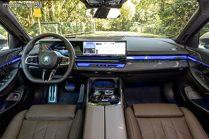 BMW i5 eDrive40 M Sport 試駕｜電能加持科技進化，但仍是你記憶中的五系列！