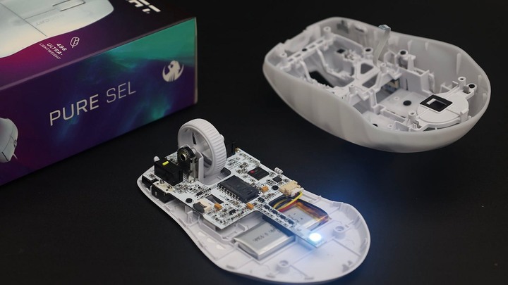 點我看大圖 極輕手感、持久體驗:ROCCAT PURE Air & PURE SEL 滑鼠開箱