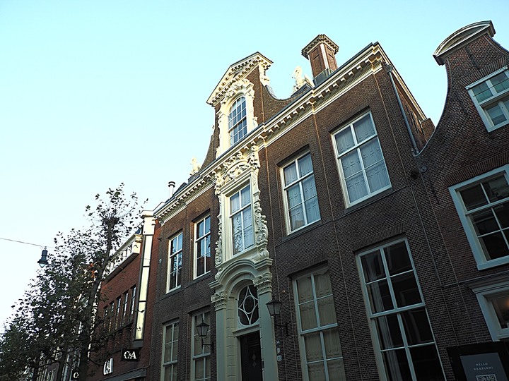 哈倫(Haarlem)市區、聖巴弗教堂(St.-Bavokerk)、桑斯安斯(Zaanse Schans)風車村、福倫丹(Volendam)午餐、羊角村(Giethoorn)遊船 — 荷蘭鄉間風光 — 2023年冬季歐洲行旅 第二部