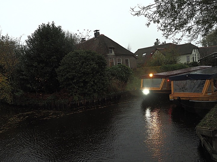 哈倫(Haarlem)市區、聖巴弗教堂(St.-Bavokerk)、桑斯安斯(Zaanse Schans)風車村、福倫丹(Volendam)午餐、羊角村(Giethoorn)遊船 — 荷蘭鄉間風光 — 2023年冬季歐洲行旅 第二部
