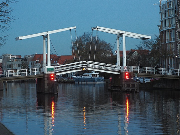 哈倫(Haarlem)市區、聖巴弗教堂(St.-Bavokerk)、桑斯安斯(Zaanse Schans)風車村、福倫丹(Volendam)午餐、羊角村(Giethoorn)遊船 — 荷蘭鄉間風光 — 2023年冬季歐洲行旅 第二部