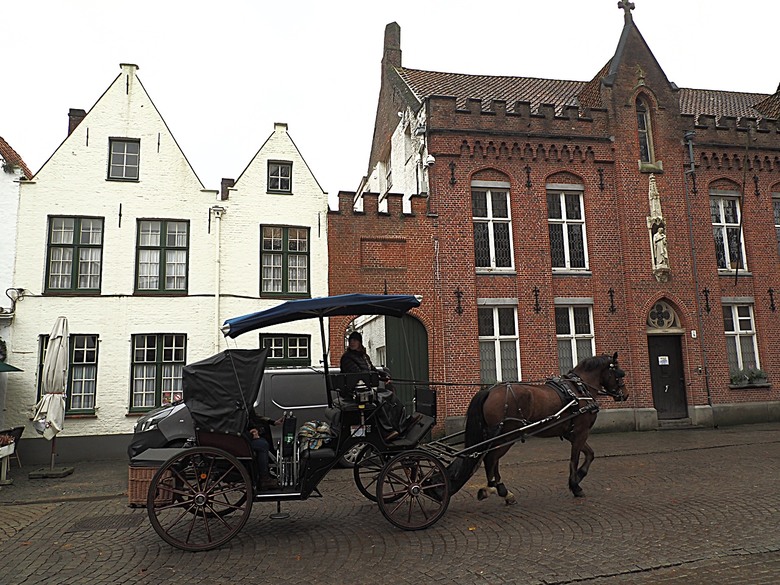 布魯日大廣場(Grote Markt)、大鐘樓(Belfort) 、市政廳(Stadhuis Brugge) 、玫瑰碼頭(Rosary Quay) 、聖母教堂(Onze-Lieve-Vrouwekerk)、貝居安禮修道院(Begijnhofkapel),還有白酒淡菜 — 世界文化遺產 之 布魯日歷史中心(Historic Centre of Brugge) — 2023年冬季歐洲行旅 第五部