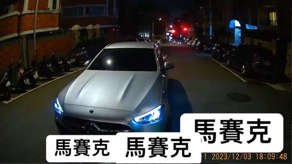 騎士對決逆向賓士！「嘲諷攻擊+1000」成功逼退網笑：侮辱性極強