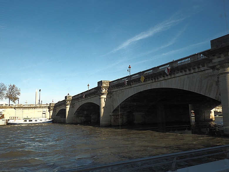 塞納河遊船 (Bateaux-Mouches) 與 羅浮宮(Musée du Louvre)，外掛地窖內享用法式烤田螺與鴨胸 — 世界文化遺產 之 巴黎，塞纳河畔(Paris, Banks of the Seine) — 2023年冬季歐洲行旅 第六部