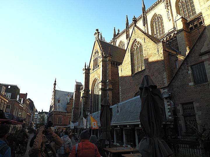 哈倫(Haarlem)市區、聖巴弗教堂(St.-Bavokerk)、桑斯安斯(Zaanse Schans)風車村、福倫丹(Volendam)午餐、羊角村(Giethoorn)遊船 — 荷蘭鄉間風光 — 2023年冬季歐洲行旅 第二部
