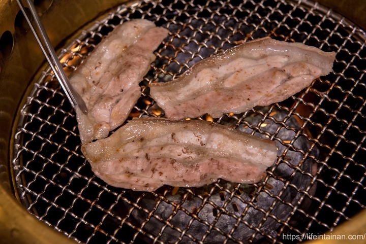 【臺南美食】成功大學旁嚴選食材燒肉店,自家製作調味醬,新推出雙人聖誕燒肉套餐~無邪燒肉