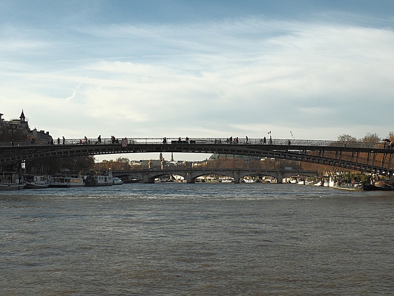 塞納河遊船 (Bateaux-Mouches) 與 羅浮宮(Musée du Louvre),外掛地窖內享用法式烤田螺與鴨胸 — 世界文化遺產 之 巴黎,塞纳河畔(Paris, Banks of the Seine) — 2023年冬季歐洲行旅 第六部