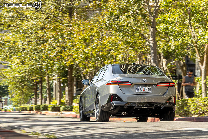 BMW i5 eDrive40 M Sport 試駕｜電能加持科技進化，但仍是你記憶中的五系列！